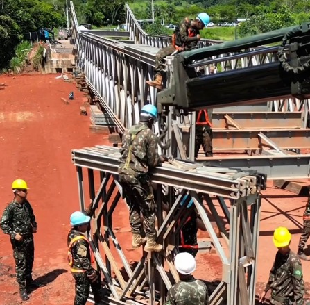 Mais de 6 mil pessoas atravessam passadeira após queda de ponte em Rio Negro